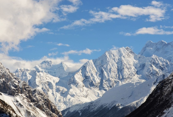 Pegunungan Himalaya terletak di India