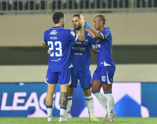 Read more about the article Persib Bandung Makin Kokoh di Puncak Klasemen Liga 1 Usai Libas Persis Solo